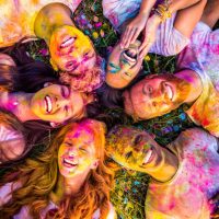 amigos-jugando-holi-polvo_what the future change jovenes amigos-jugando-holi-polvo_what the future change jovenes